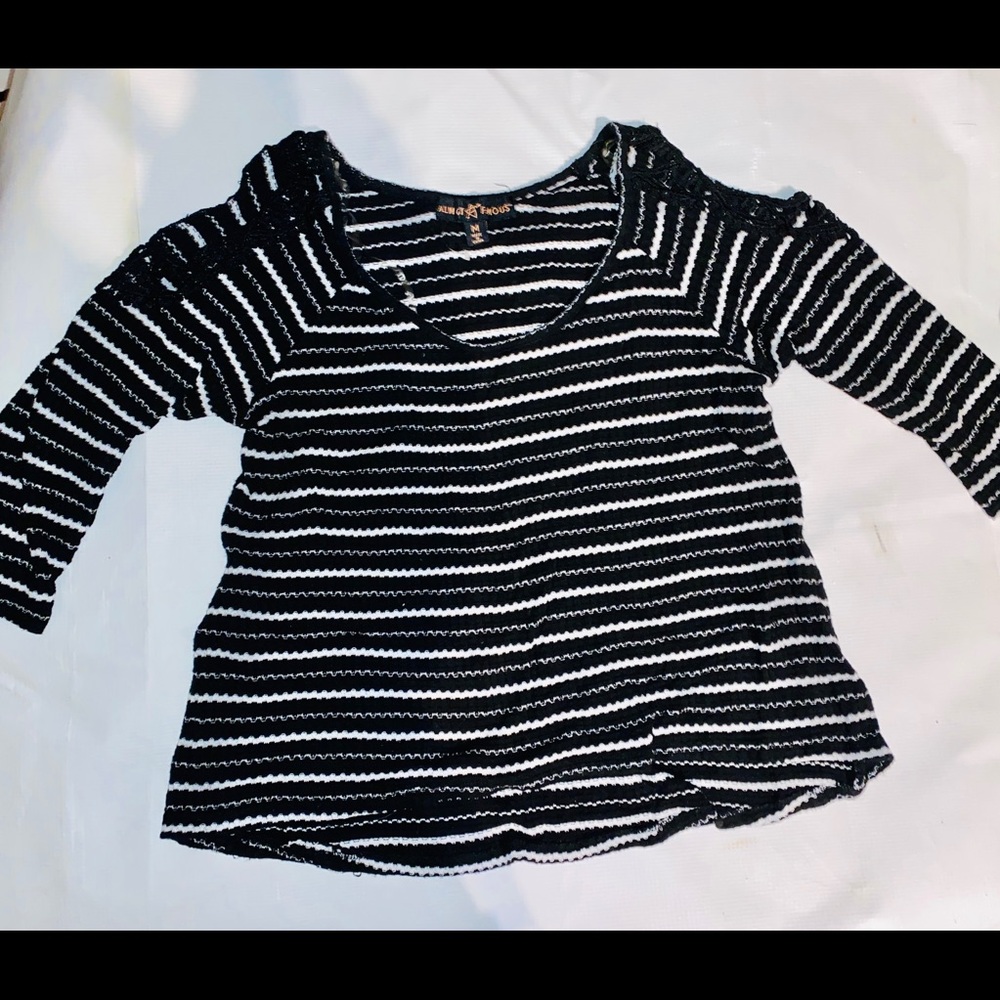 Almost famous blouse size M